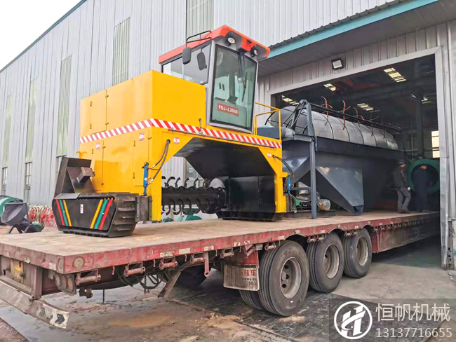 年產(chǎn)10萬(wàn)噸有機(jī)肥顆粒生產(chǎn)線設(shè)備交付河北承德客戶(圖2) 河北承德履帶翻拋機(jī)