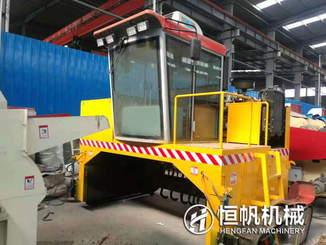 一套雞糞有機(jī)肥加工設(shè)備多少錢?投資需要多久能夠回本?(圖1) 履帶翻拋機(jī)