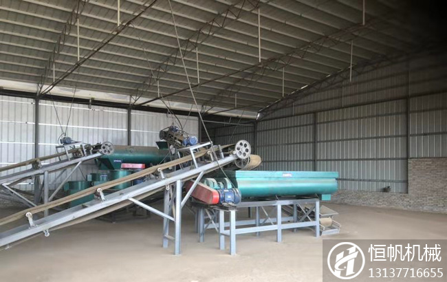 有機肥料怎么生產(chǎn)?都需要用到什么設(shè)備搭配更劃算?(圖1) 內(nèi)蒙古年產(chǎn)3萬噸牛糞有機肥造粒線現(xiàn)場