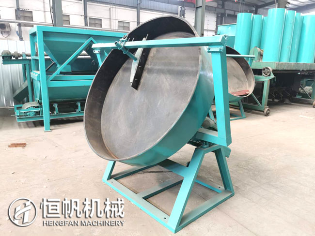 同樣是有機(jī)肥造粒機(jī)設(shè)備,其中的差別竟然如此之大!千萬(wàn)別選錯(cuò)了(圖1) 圓盤(pán)造粒機(jī)