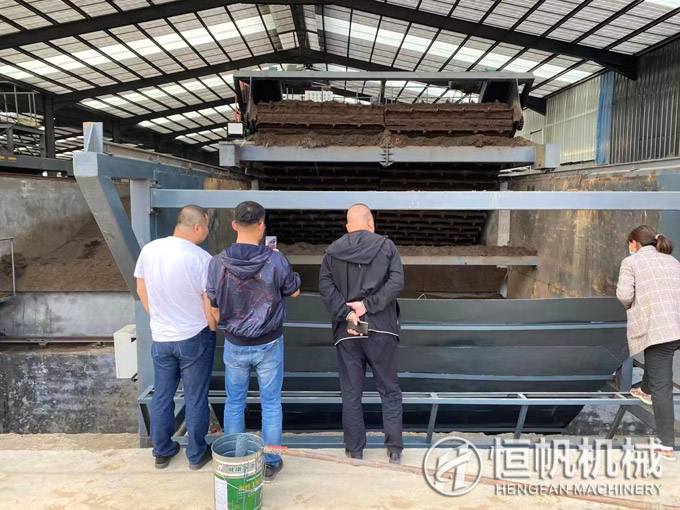 帶領(lǐng)大連客戶參觀山東年產(chǎn)十萬噸有機(jī)肥生產(chǎn)線項(xiàng)目(圖2) 鏈板式翻堆機(jī)工作現(xiàn)場(chǎng)