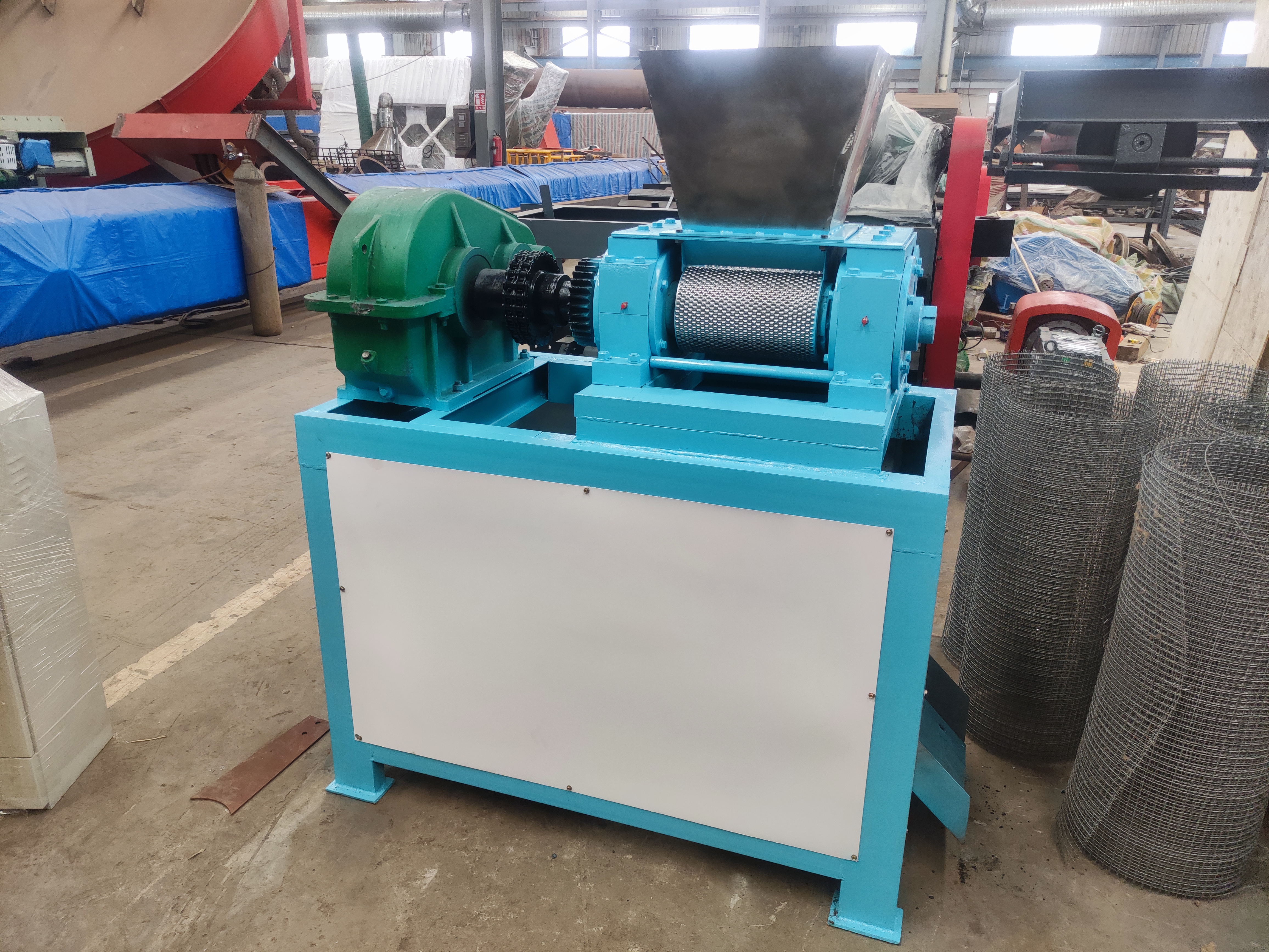  有機(jī)肥造粒機(jī)在使用和操作時(shí)有哪些注意事項(xiàng)？(圖1)