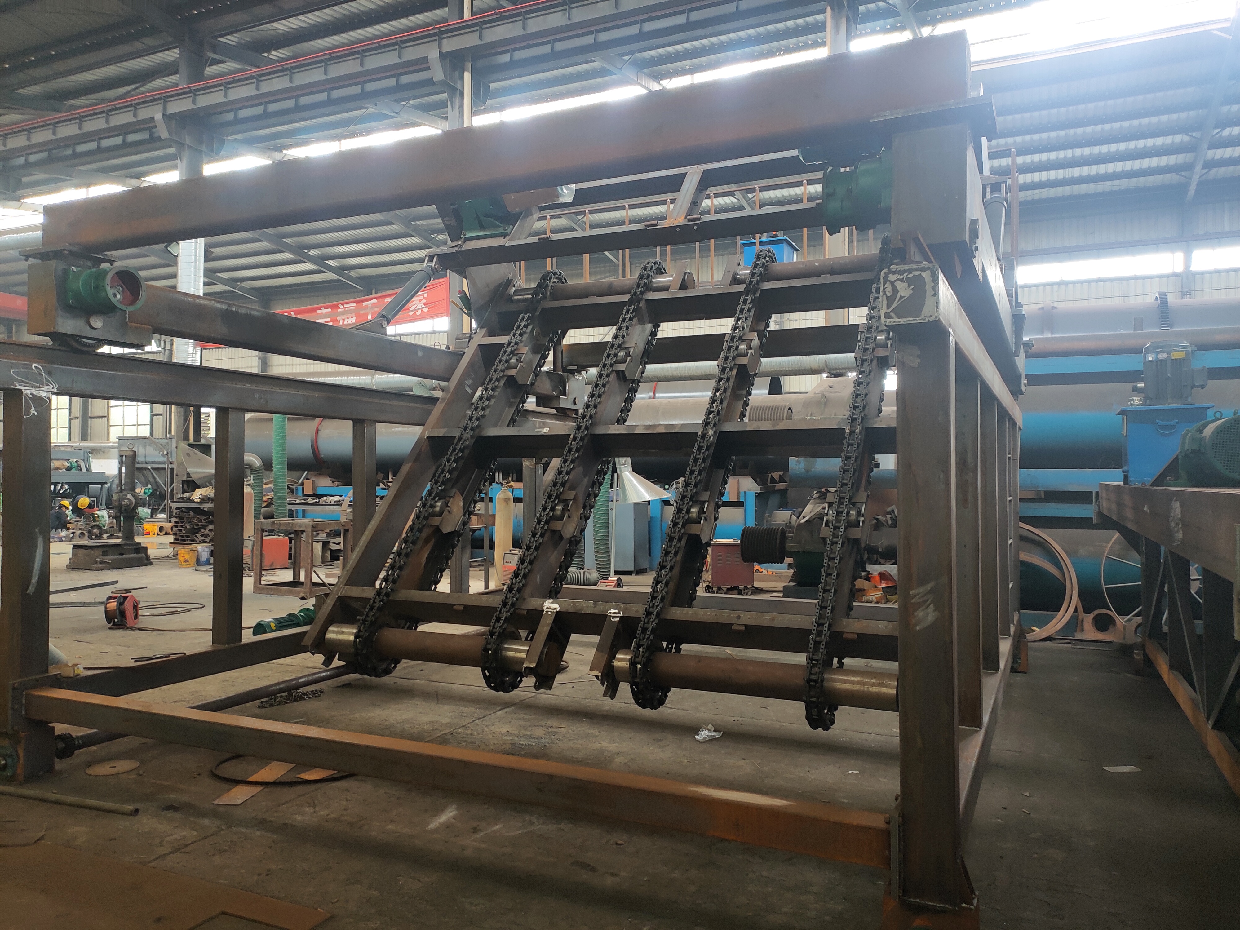 兩種常見(jiàn)的有機(jī)肥翻堆設(shè)備在功能和設(shè)計(jì)上存在一些區(qū)別(圖1) 兩種常見(jiàn)的有機(jī)肥翻堆設(shè)備在功能和設(shè)計(jì)上存在一些區(qū)別(圖1)